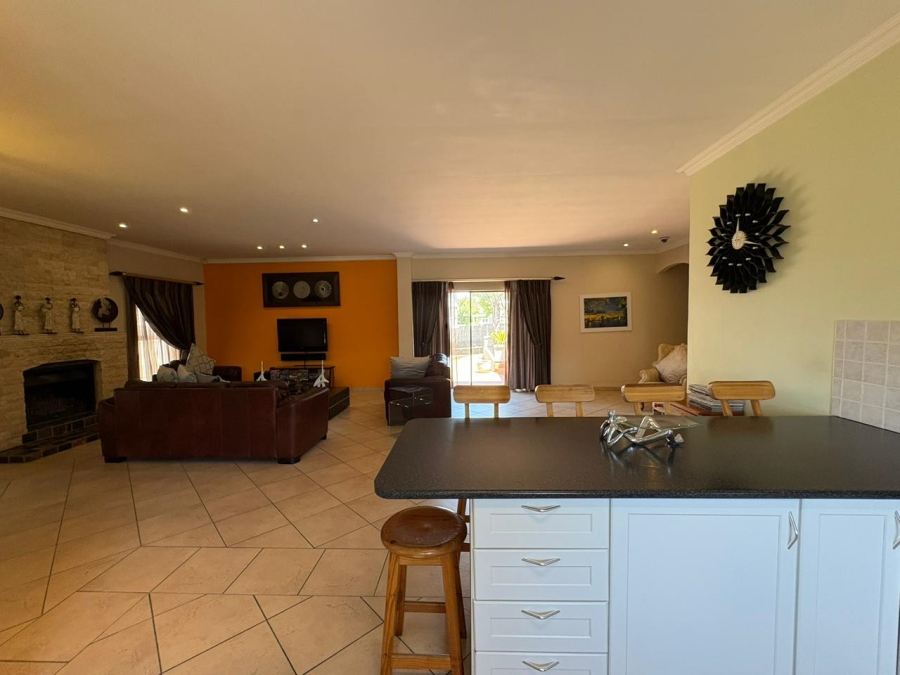 To Let 4 Bedroom Property for Rent in Uitzicht Western Cape